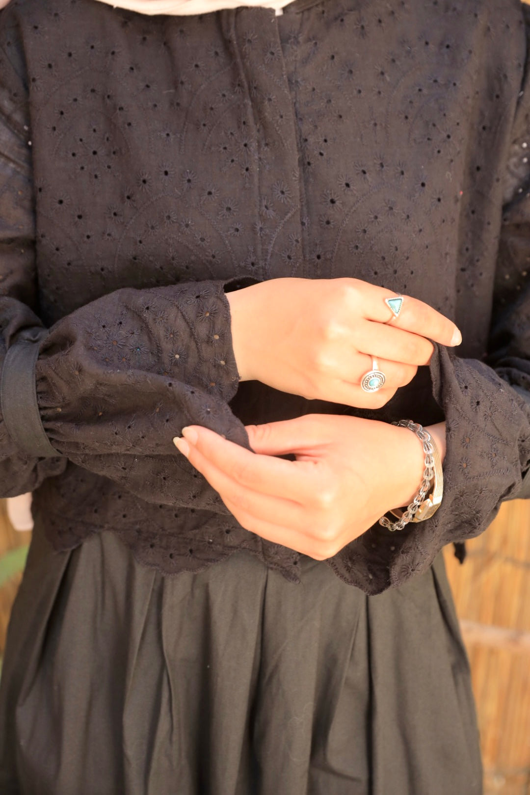 The Soft-cuff linen shirt in black